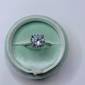 Delicate 18kt 3ct engagement bridal ring